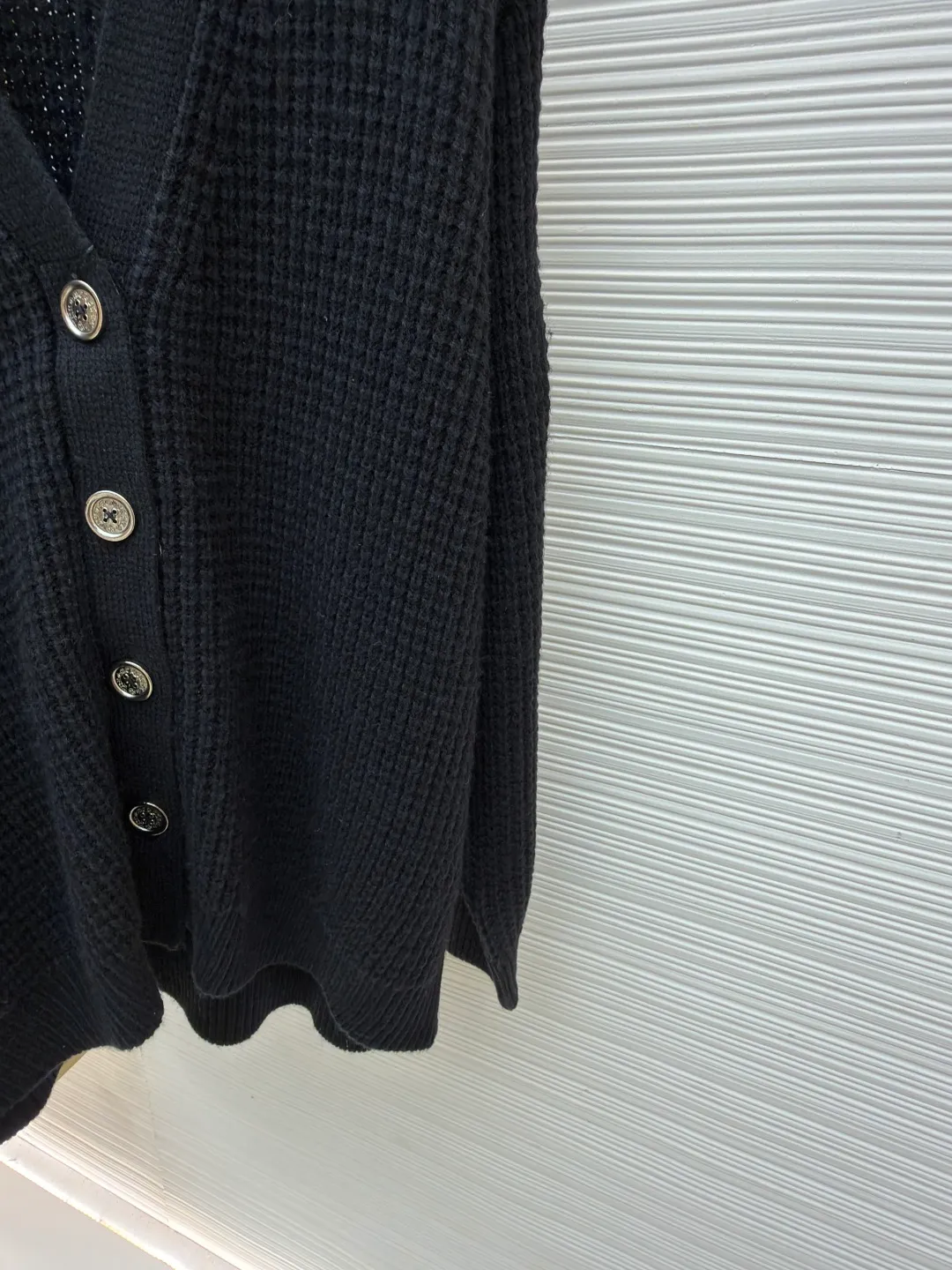 Chrome Hearts waffle cashmere cardigan ●Item number: 1682054-B85 ●Fabric: cashmere fabric ●Technology: hand-sealed label making ●Color: black ●Version: loose fit ●Weight: about 760 grams ●Size: S-M-L ●Description: Purchased from the original button counter for 52,000. The custom-spun yarn is made of 55% cashmere + 20% wool + 20% special nylon + 5% anti-pilling acrylic blended material. Customized placket and lining placket protein leather. Customized double-layer cross leather label. Customized mold opening accessories silver ornaments. With air cooler shaping + pure hand sealing label. Sewing buttons. Same style for men and women. The workmanship details are very good. The overall wiring is straight and delicate, the fabric is comfortable and soft, and the color is consistent without color difference. It can be matched with the same style to create a fashionable look and control various occasions. Customized accessories, complete with three standards, same style for men and women!